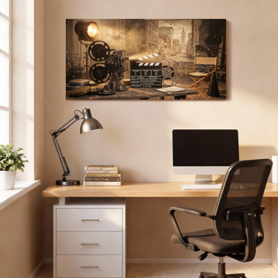 Reproduction de peinture à l'huile sur toile tendue sur toile de cinéma rétro vintage avec bobine de film, battant et lumières de studio, thème classique d'Hollywood pour le salon ou le décor de cinéma maison (ensemble de 1)