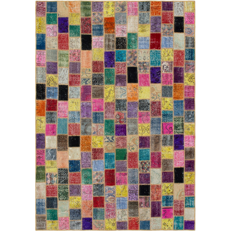Tapis unique en laine noué à la main rouge / jaune / mauve des années 2010 de 6 pi 7 po x 9 pi 6 po Kamiaya