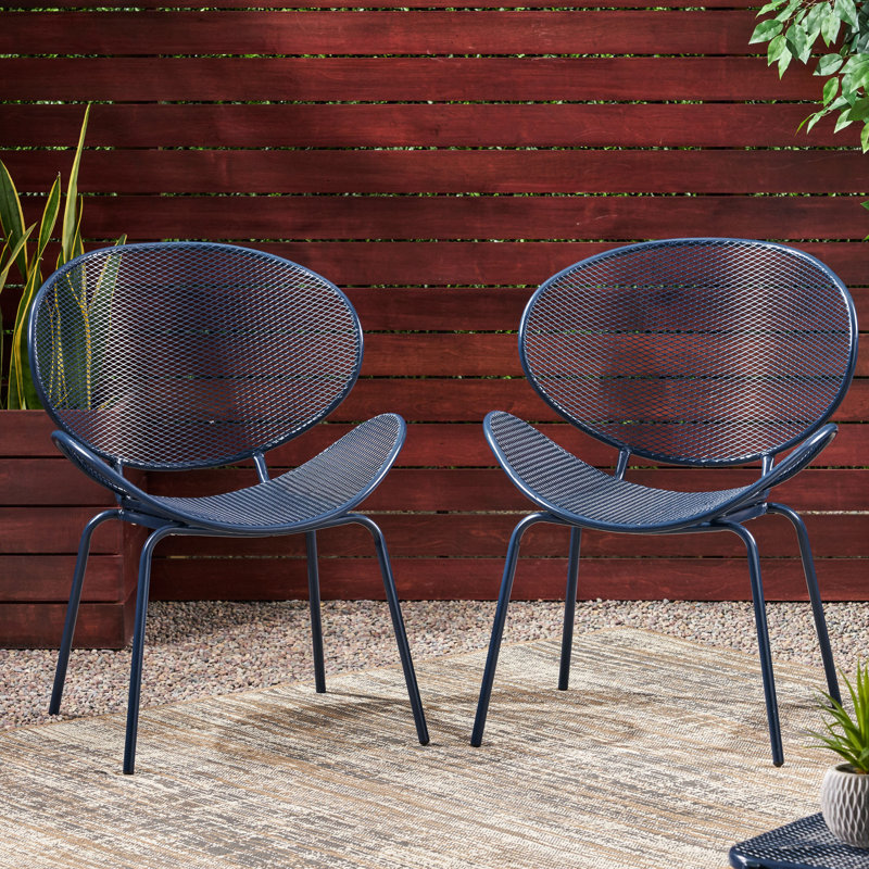 Chaise en fer bleu marine, hauteur 86,1 cm, largeur 63,3 cm, profondeur 65,1 cm, poids 10,5 kg. Fabriquée en fer massif pour plus de confort. Dimensions : 86,4 cm (H) x 63 cm (L) x 64,8 cm (P).