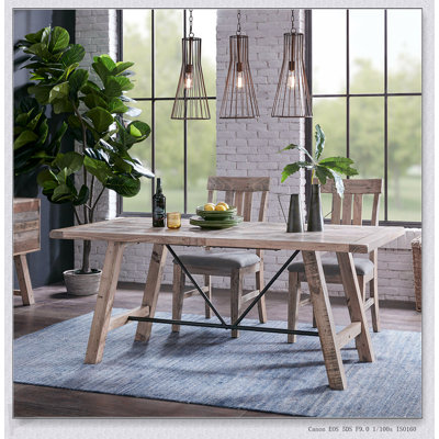 Table de salle à manger en bois massif Sonoma avec charme rustique et surface spacieuse pour les réunions de famille et l'utilisation quotidienne