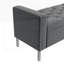 Banc repose-pieds carré avec accoudoirs carrés et garniture cloutée en velours moelleux, parfait pour les sièges modernes et fonctionnels