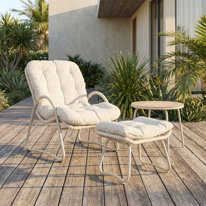 Ensemble de chaises longues en corde tissée 3 pièces avec repose-pieds et table d'appoint, blanc cassé, conception ergonomique, résistant aux intempéries, pour patio, jardin, balcon