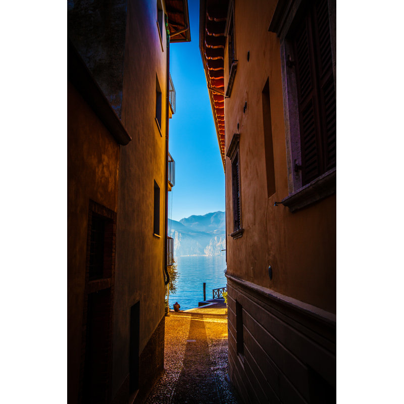 «Cheire Narrow Street's Aperture» par Lucafabbian, H 18 po x l 12 po