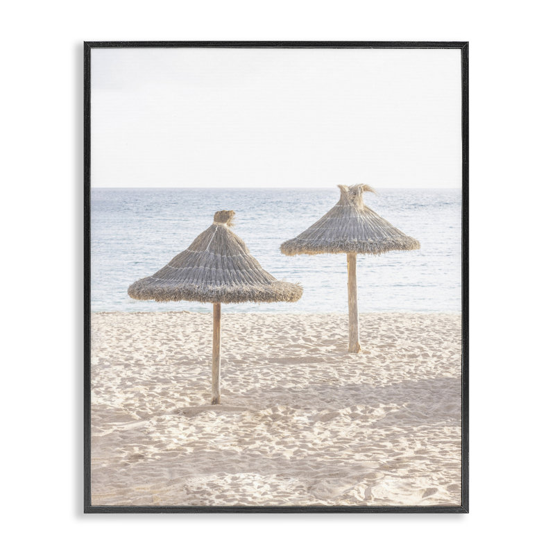 Parapluie de paille sur une plage, estampe numérique, design par Sissi et Seb, H 30 po x l 24 po, Giclée encadrée noir minuit