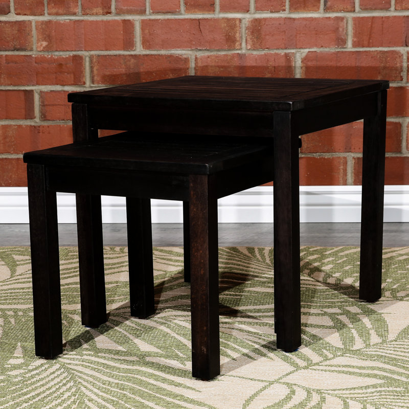 Tables gigognes en eucalyptus - offrent un espace supplémentaire à l'extérieur pour 2 tables, ajoutant de la beauté à l'extérieur