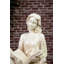 Statue à lady reading