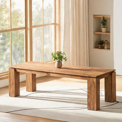 Table de salle à manger en bois gris imitation bois, idéale pour les repas en famille, pouvant accueillir de 6 à 8 personnes, avec un piètement robuste à quatre pieds.