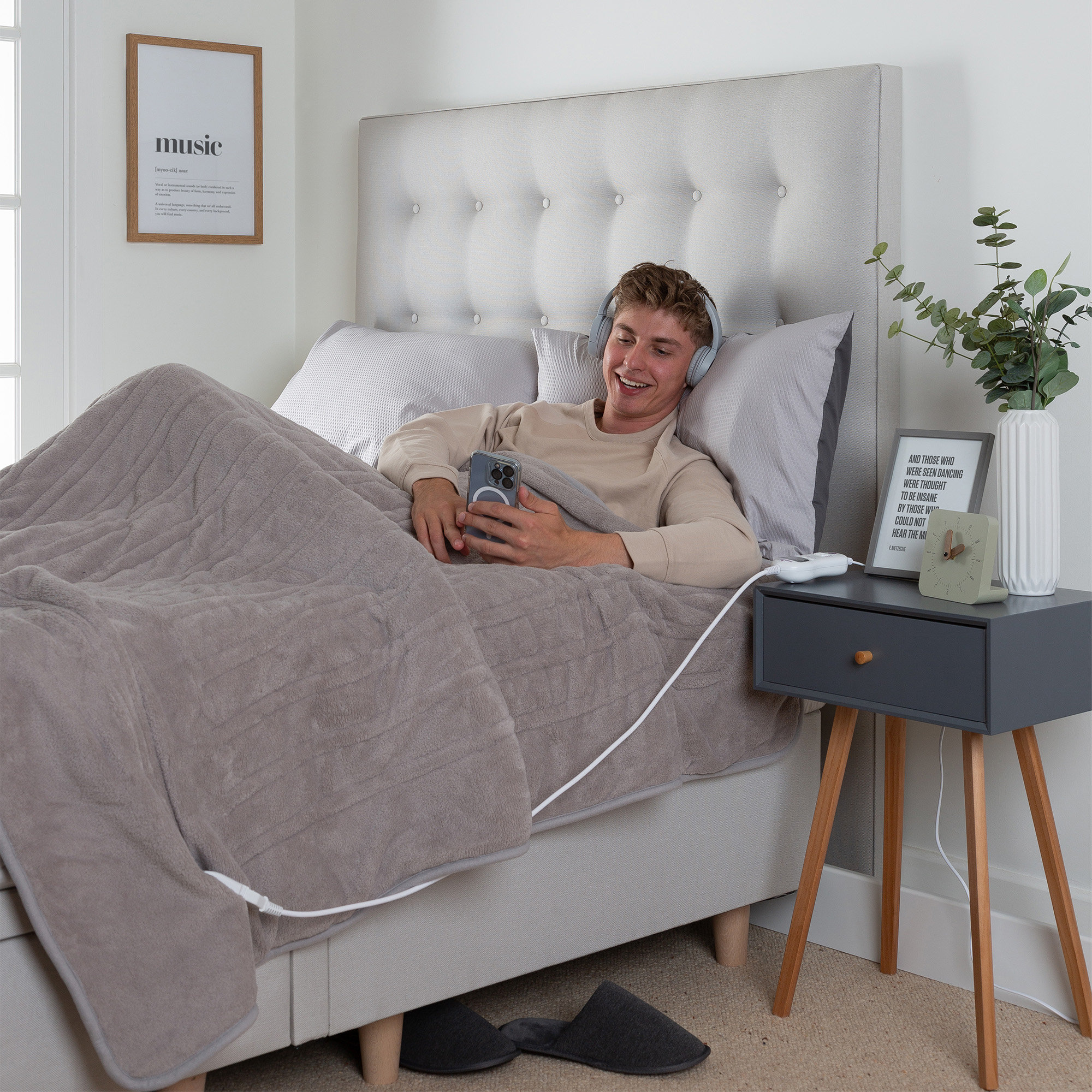 https://www.wayfair.ie/home/pdp/slumberdown-comfy-hugs-heated-throw-sbdw1241.html
