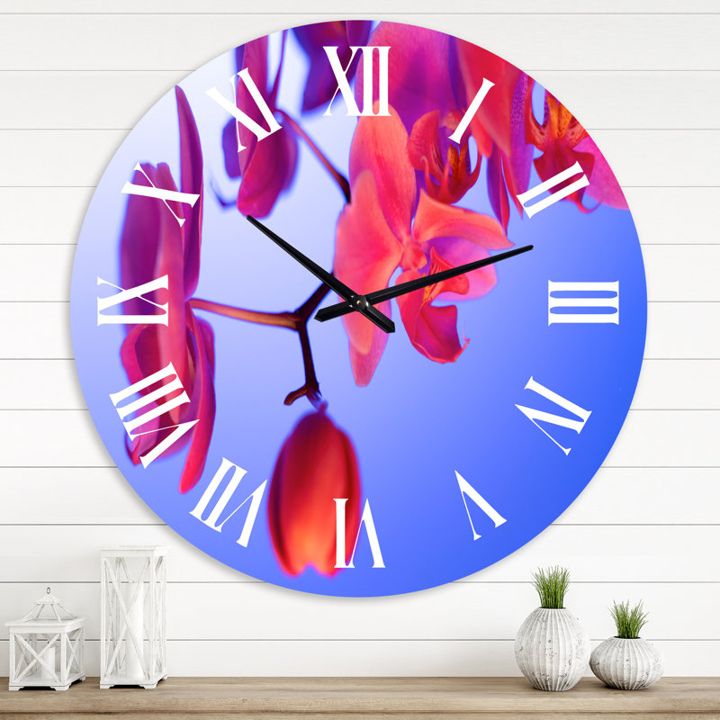 Orchidée rouge sur fond bleu classique - Horloge murale, Médium