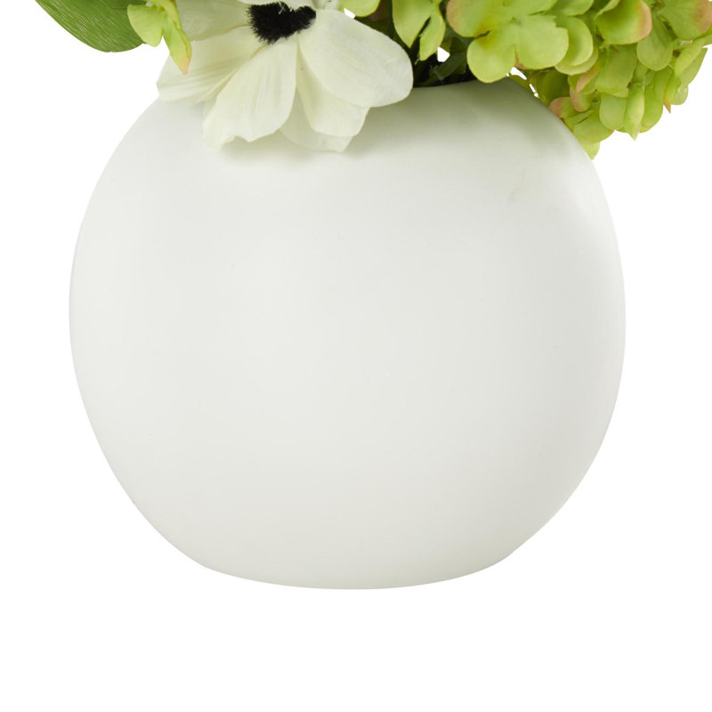 Cole et feuillage naturel en tissu gris avec feuilles vertes et vase rond en céramique