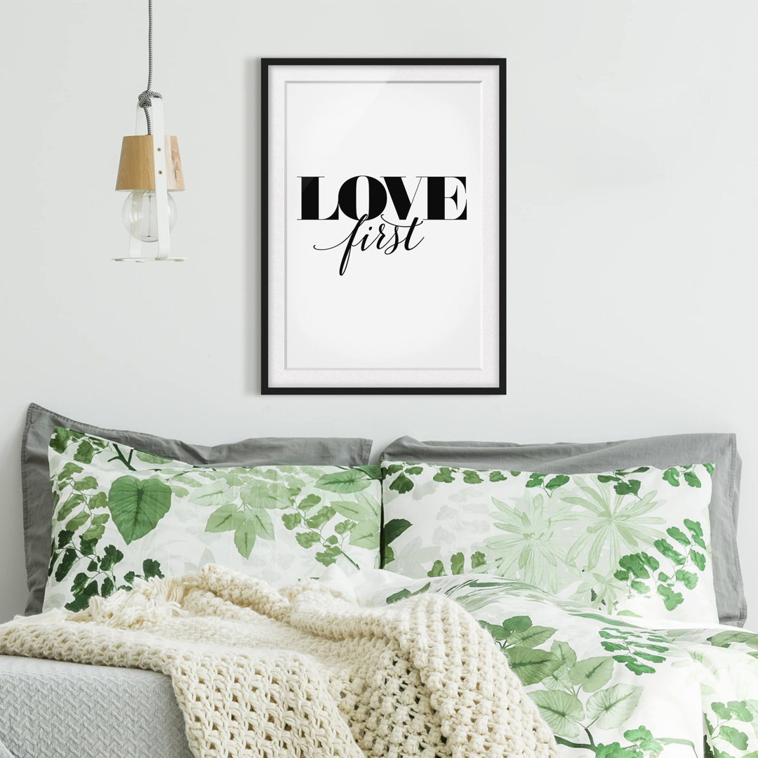 Gerahmtes Papierbild Love first