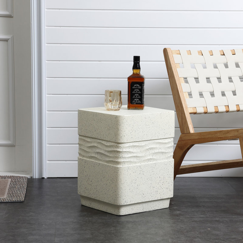 Table de bout d'extérieur carrée en ciment H 17,7 po, table de bout beige en ciment avec motif texturé à vagues