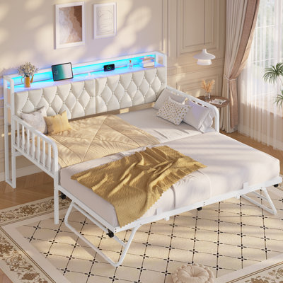 Lit de jour simple rembourré avec lit gigogne, lumières à DEL RVB, station de charge USB et CA et tablette de rangement, canapé-lit plateforme blanc, lit d'invité peu encombrant pour le salon de la chambre à coucher, aucun sommier nécessaire