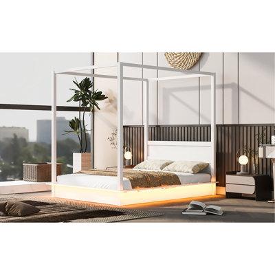 Très grand lit plateforme à baldaquin blanc, conception contemporaine pour un lit de chambre à coucher chic avec DEL, centre de table polyvalent, sans sommier