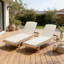 Chaise longue en bois avec coussin