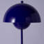 Lampe sur pied industrielle de style industriel avec abat-jour bleu et interrupteur au pied-23387962