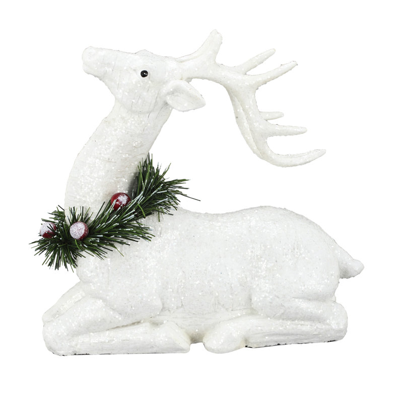 Cerf assis avec faux décor de pin - 3,5 po x 7,5 po x 7,5 po - blanc, vert, rouge