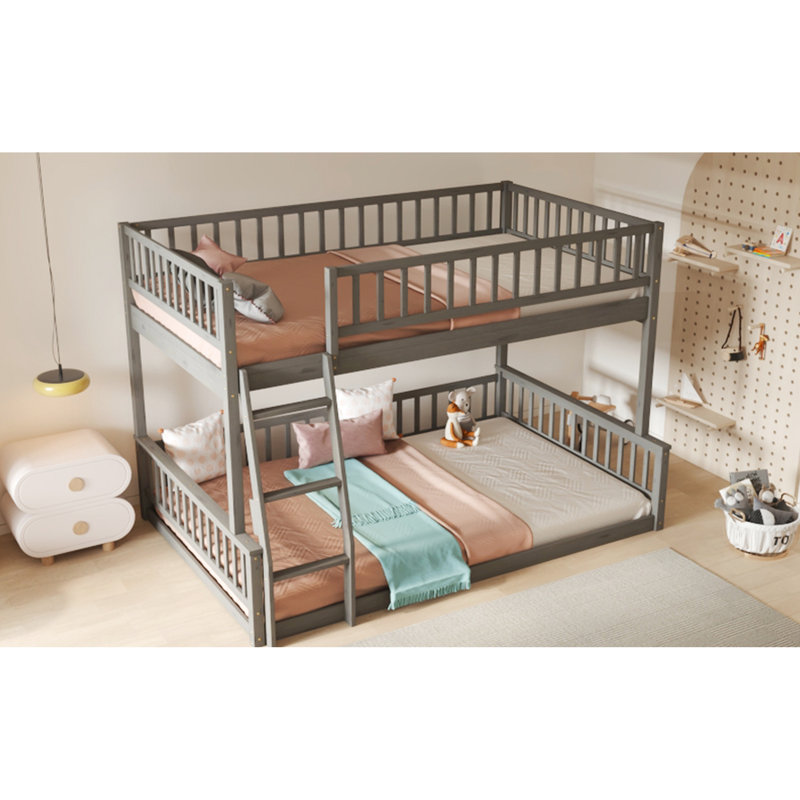 Lit double superposé au-dessus d'un grand lit double gris - et lit élégant, offre un espace de sommeil confortable et sécuritaire
