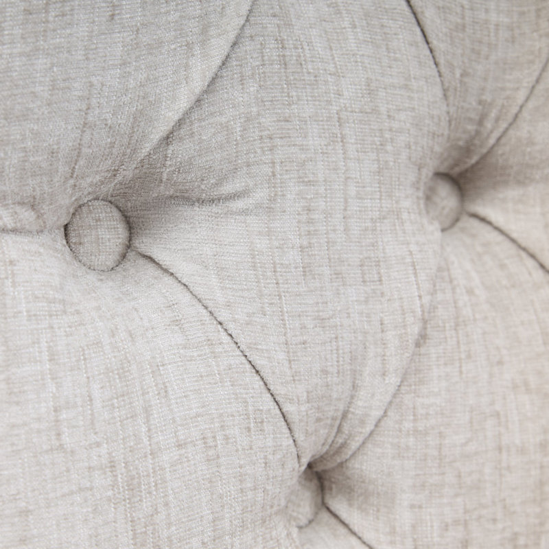 Fauteuil de salle à manger club, revêtement chenille beige, design artisanal, pieds incurvés en hévéa massif, revêtement élégant, finition sablée haut de gamme.