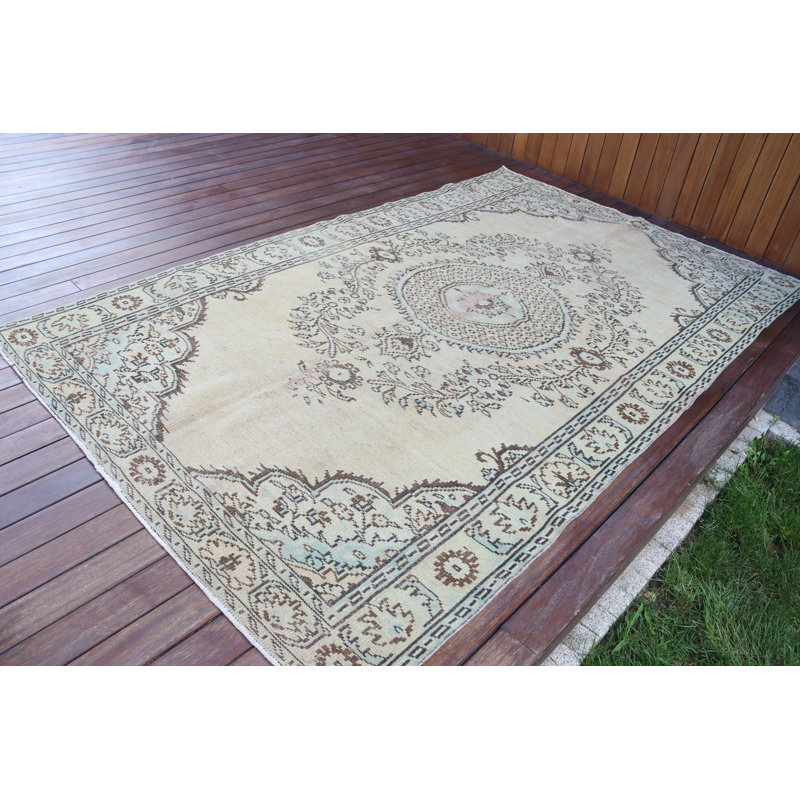 Authentique tapis turc tissé à la main dans une palette de couleurs vibrantes, parfait pour rehausser le décor de votre salon