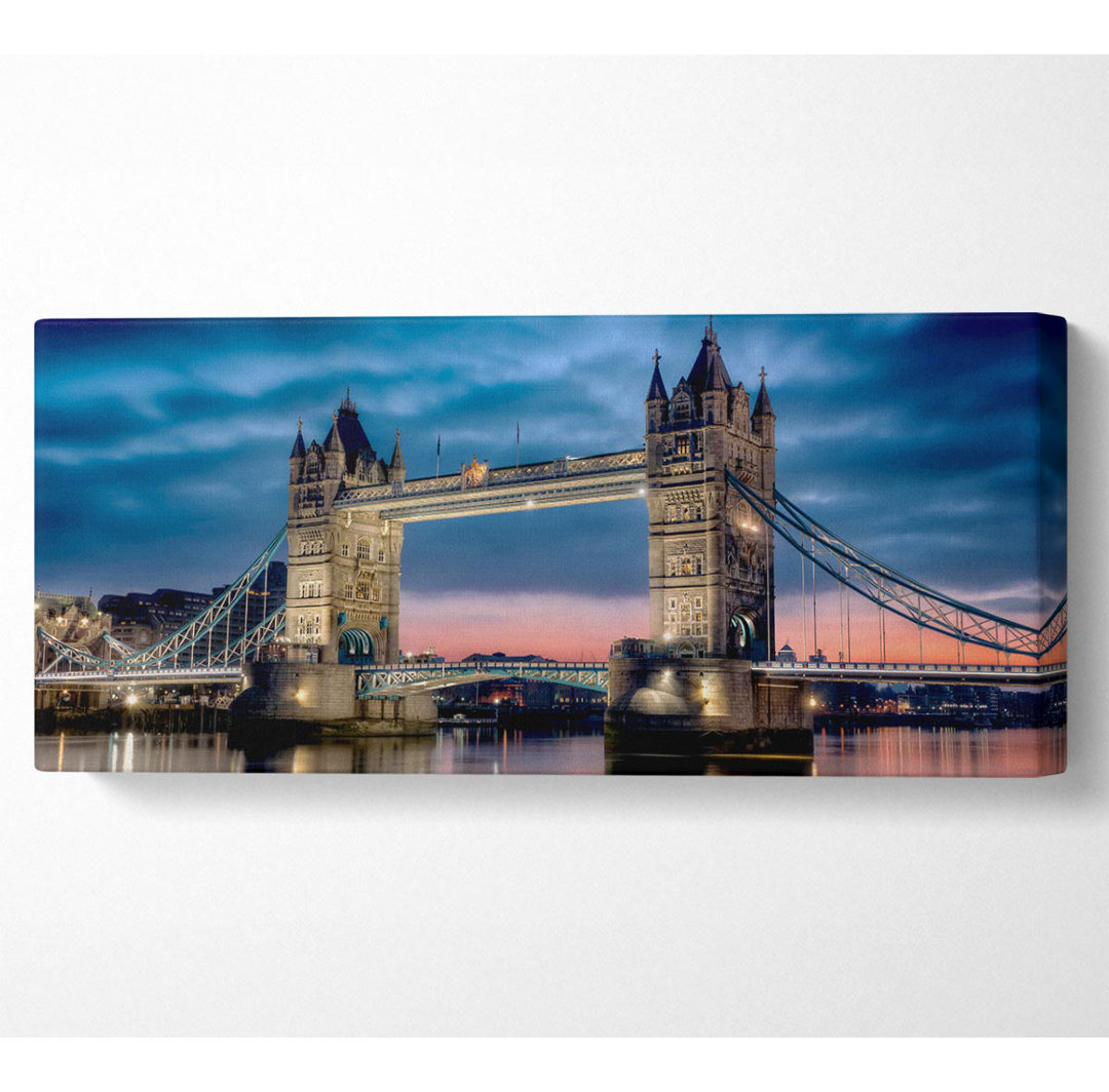 London Tower Bridge in der Abenddämmerung - Kunstdrucke auf Leinwand