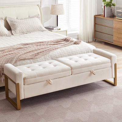Banc de rangement rembourré en velours de 66 po de largeur pour chambre à coucher avec pieds capitonnés et métal doré Drewes