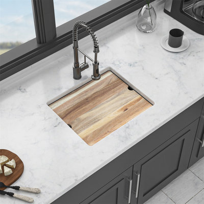 Évier de cuisine en quartz composite avec station de travail pour une performance silencieuse, durable et facile à nettoyer.