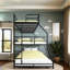 Lit triple en noir, long et court, peu encombrant, look moderne, idéal pour les petites chambres, lit en métal noir, facile à assembler, échelles encastrées, pièces de rangement