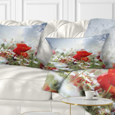 Coussin décoratif floral sur un coussin lombaire en fond nuageux