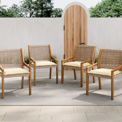 Ensemble de 4 chaises de jardin en bois, coussins crème, finition marron, supportant jusqu'à 180 kg, idéales pour les réceptions sur balcon et par tous les temps, format compact.