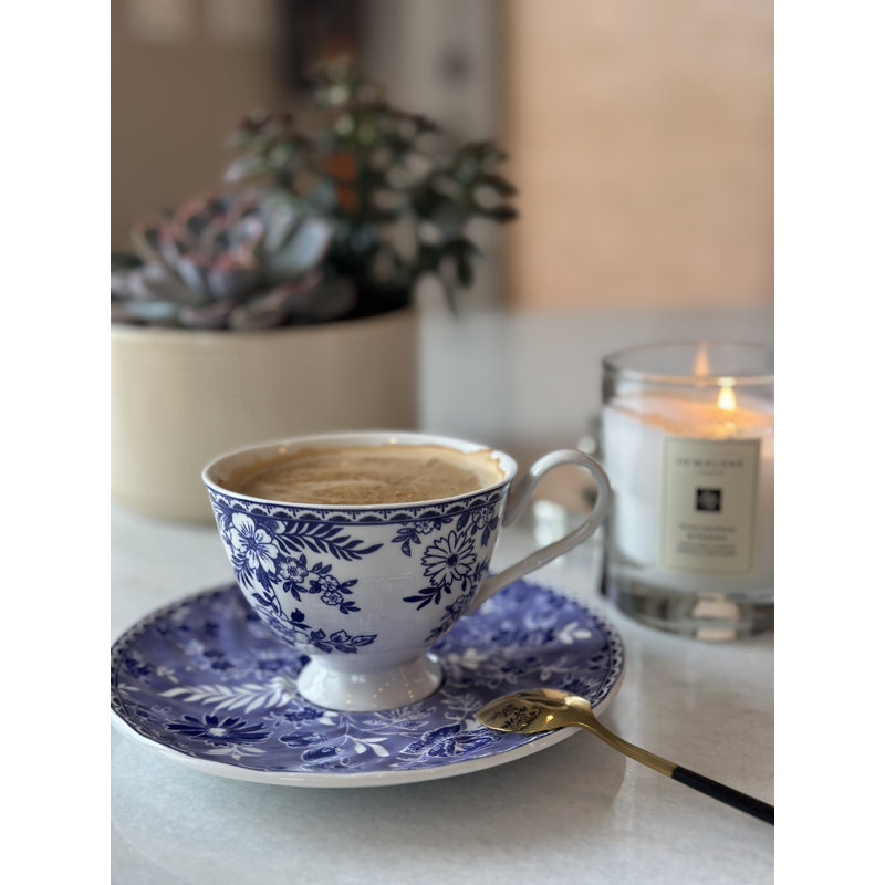 Ensemble de tasse à thé et soucoupe à motif floral bleu