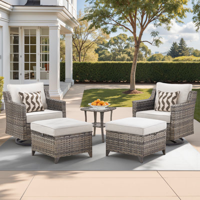 Ensemble de meubles de patio 5 pièces, 2 chaises berçantes pivotantes en osier PE toutes saisons, 2 repose-pieds polyvalents et une table d'appoint en verre trempé pour porche, balcon, jardin, bord de piscine, cour