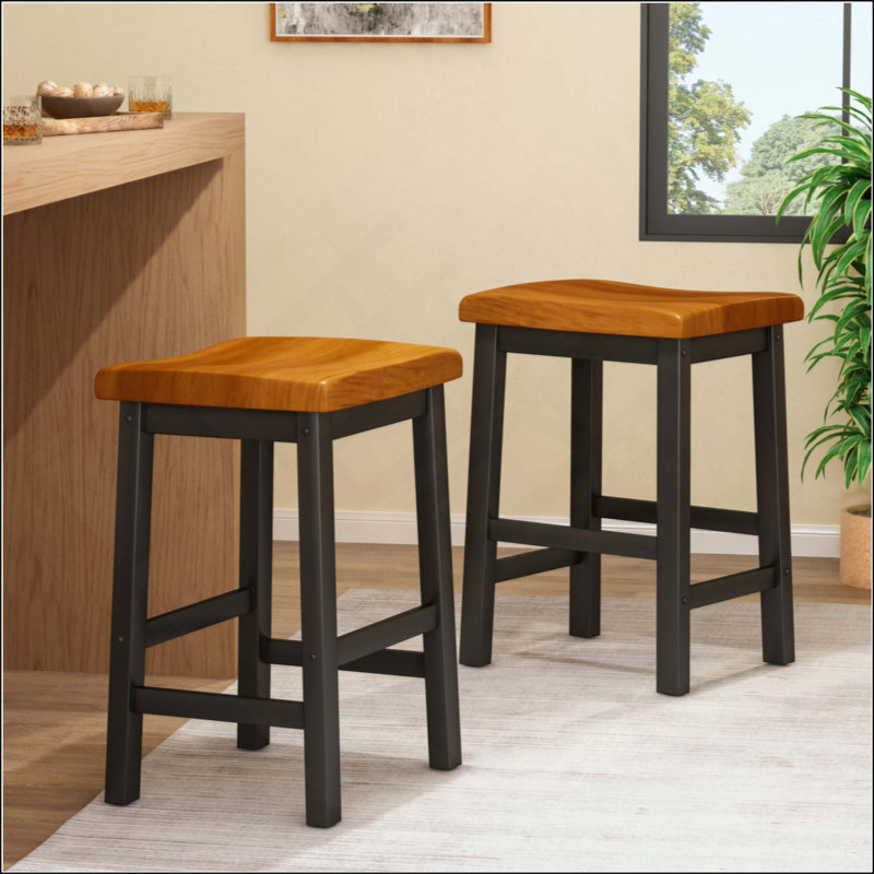 Tabouret de selle en bois robuste au design confortable, idéal pour les aires de service intérieures et les décorations.