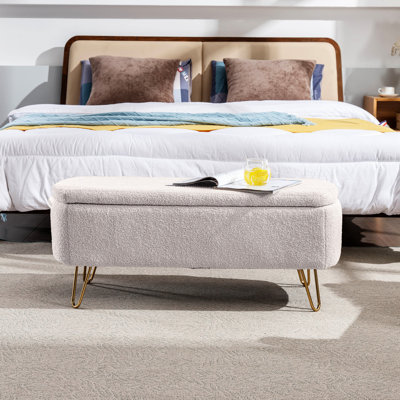 Banc de rangement blanc en fausse fourrure pour la décoration de la chambre à coucher au bout du lit et du salon