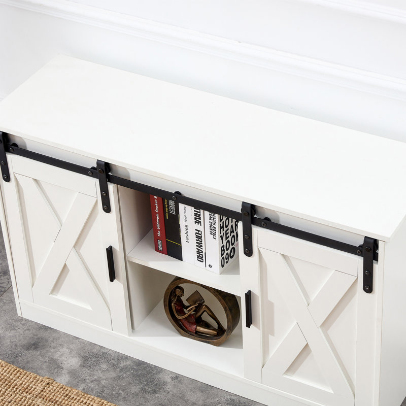 Meuble télé et rangement blanc en bois avec portes de grange coulissantes pour une utilisation polyvalente dans plusieurs pièces