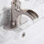 Robinet pour salle de bain à poignée simple avec drain et robinets de lavabo pour salle de bain à un trou-61808299