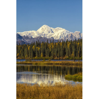 Kenlyn Lake Edge avec le mont Mckinley en toile de fond en automne