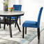 5 tables de salle à manger rondes en faux marbre et 4 chaises en velours noir, design contemporain foncé: avec une solution élégante grise
