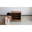 Table de chevet de style ferme avec station de charge, tiroir et armoire à double porte, ports USB et Type-C, couleur noyer brun