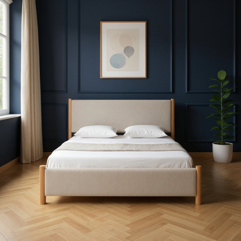 Structure de lit très grand en bois naturel et beige avec revêtement