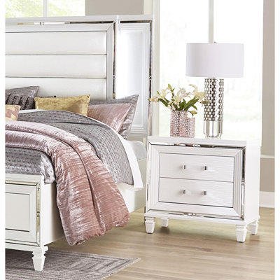 Table de chevet glamour pour chambre à coucher avec tiroirs texturés et garniture en miroir à finition métallique blanche