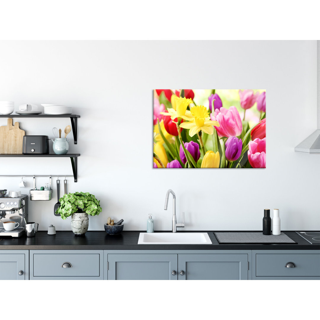 Glasbild Osterglocken und Tulpen