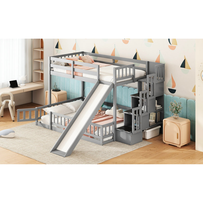 Lit simple superposé au dessus d'un lit double avec glissade, bois de pin gris, escalier de rangement, garde-corps, finition proportionnelle de la chambre à coucher, garde-corps pour