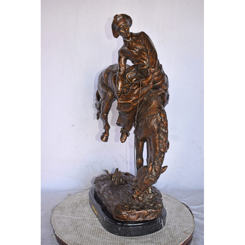 Reproduction de statue en bronze Ayala Outlaw par Remington - Taille: L 18 po x l 10 po x H 32 po.