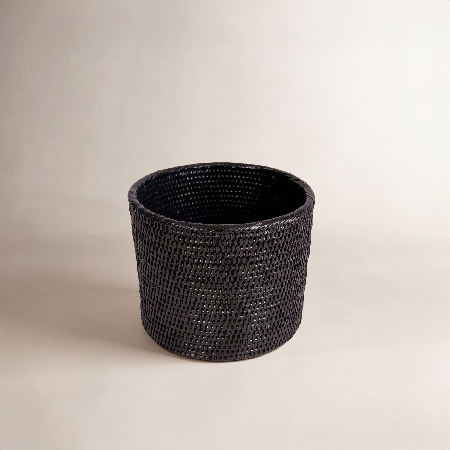 Rael 1.74gal Wicker Waste Basket, Tudor Black
