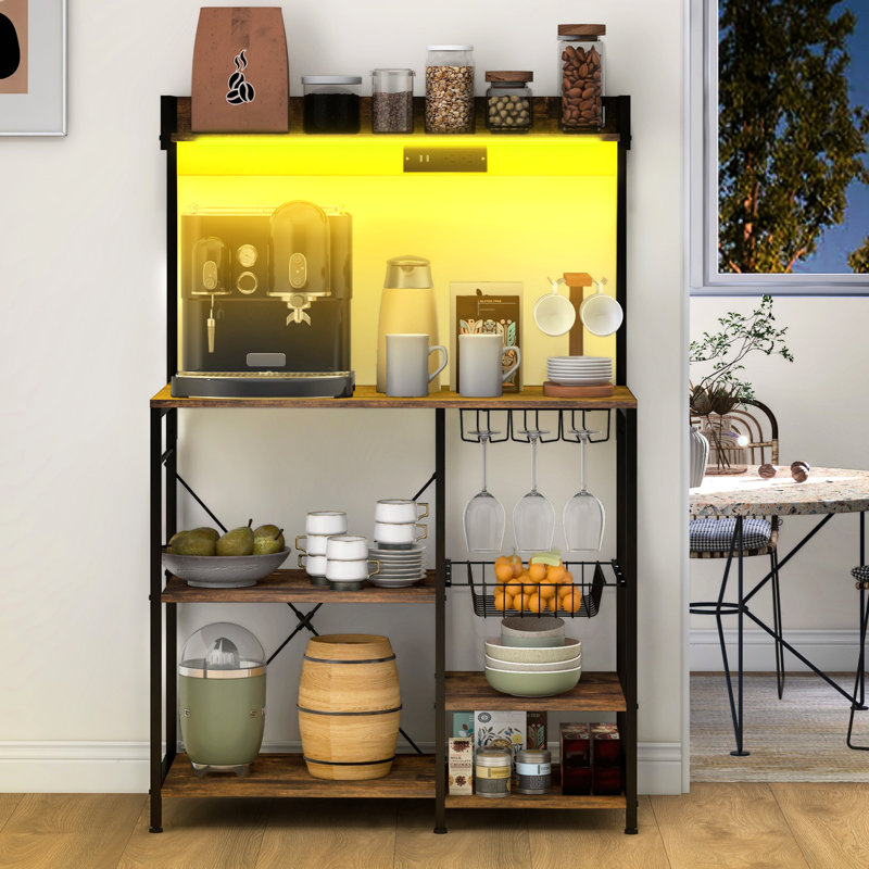 Étagère de boulanger en brun rustique avec prise de courant d'interface d'alimentation et DEL. Rangement pour micro-ondes de cuisine. Nombreuses tablettes, panier en métal, supports en verre. Cadre solide. L 35,4 po x l 16,5 po x H 53,7 po