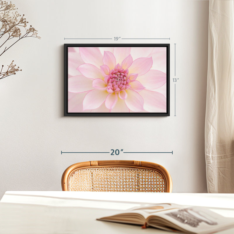 Impression sur toile de pétales rose clair, H 13 po x l 19 po