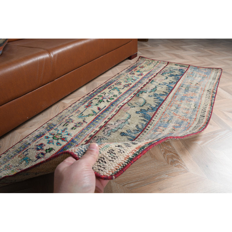 Tapis turc vintage fait à la main dans des tons terreux avec des motifs complexes pour un décor de salon confortable