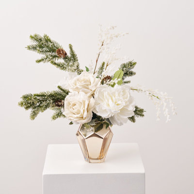 White Winter Whisper - pivoine saupoudrée de neige, rose vanille et ange givré perlé dans un arrangement de Noël à facettes de Noël