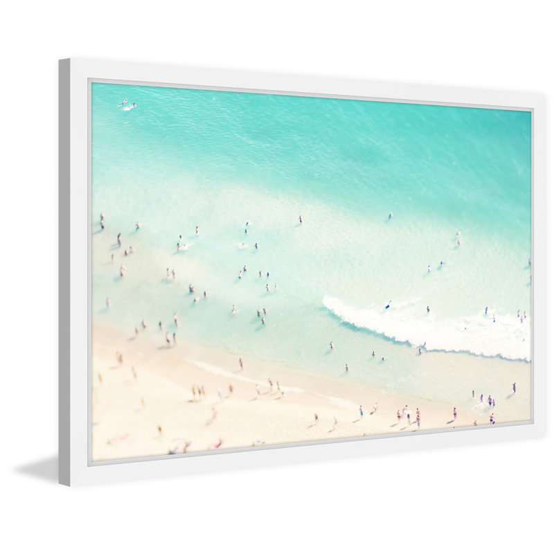 «Play In The Surf» par Ingrid Beddoes, reproduction d'art encadrée, H 24 po x l 36 po